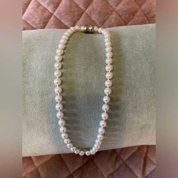 Jewelry - Pearl (faux) necklace with strong magnetic clasp